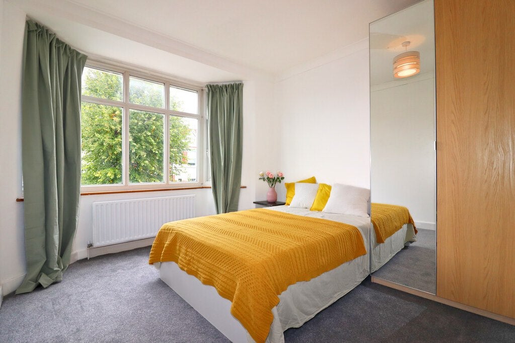 Room Thornhill Road in Greater London