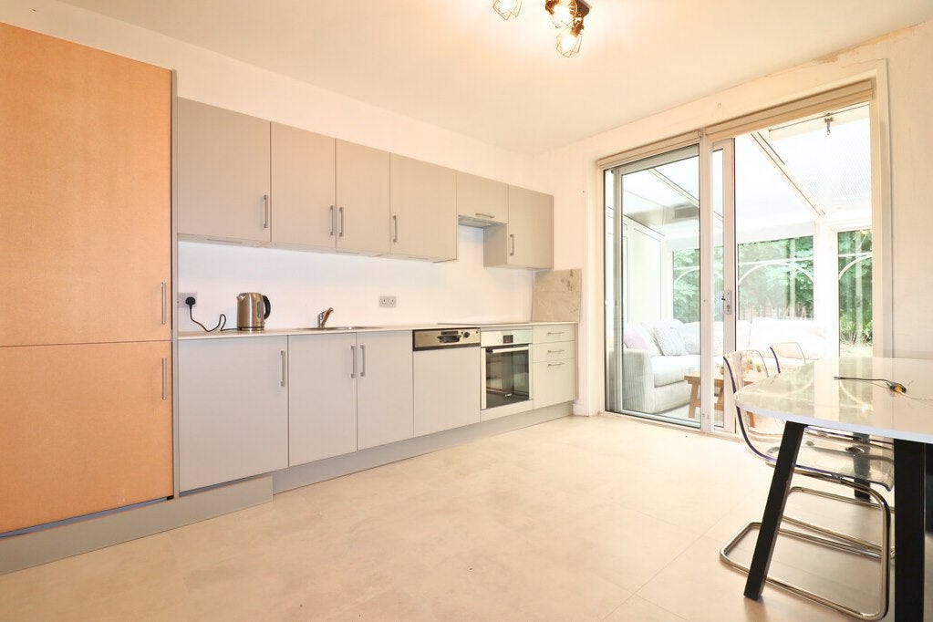 Room Thornhill Road in Greater London