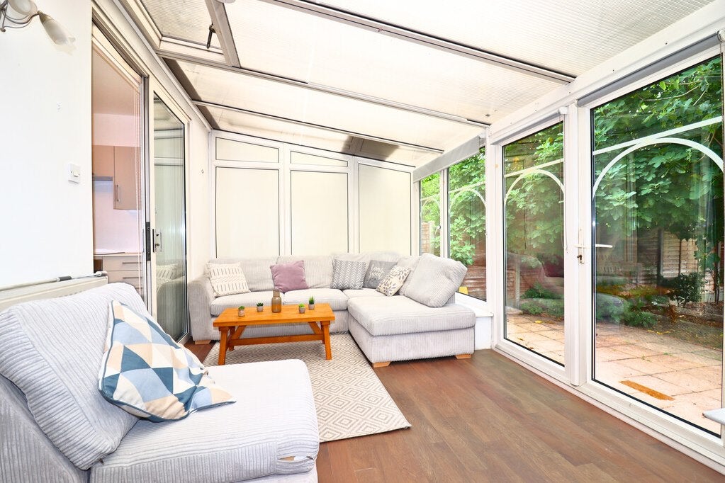 Room Thornhill Road in Greater London