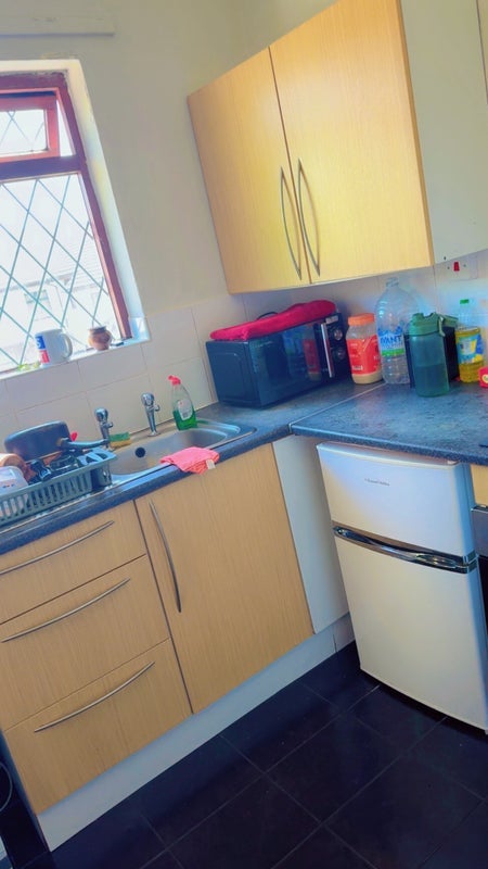 Room Wellmead Close in Manchester
