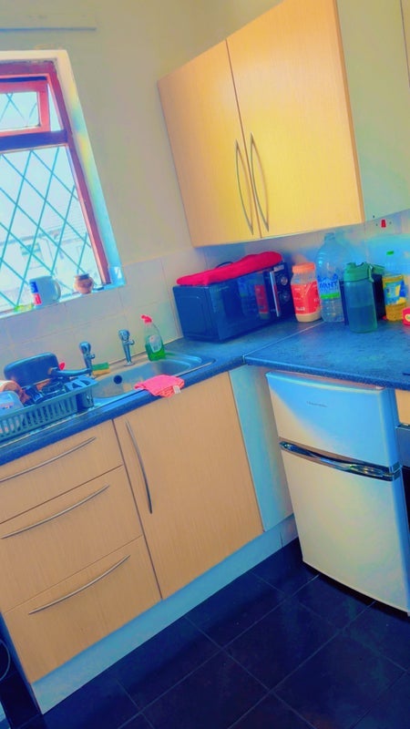 Room Wellmead Close in Manchester