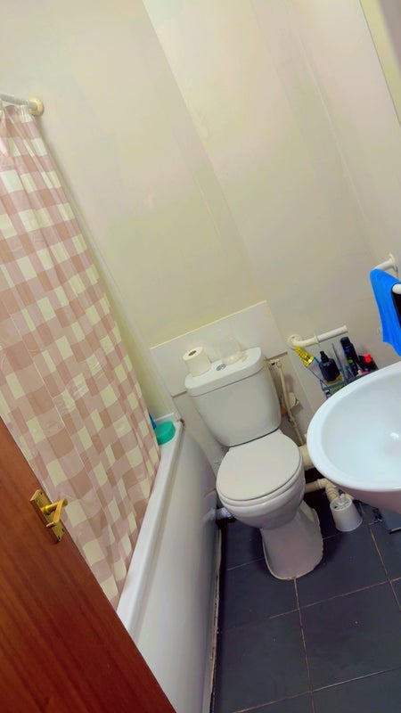 Room Wellmead Close in Manchester