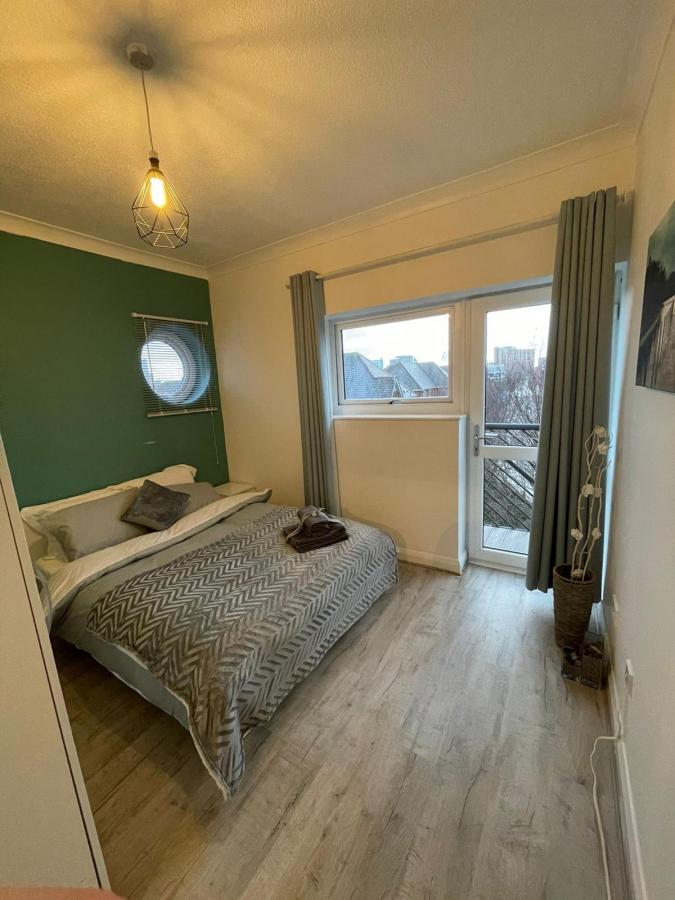 Flat Winnipeg Quay in Salford
