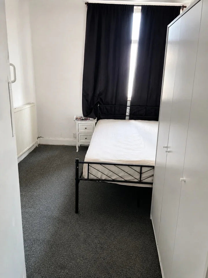 Room High Road in Greater London