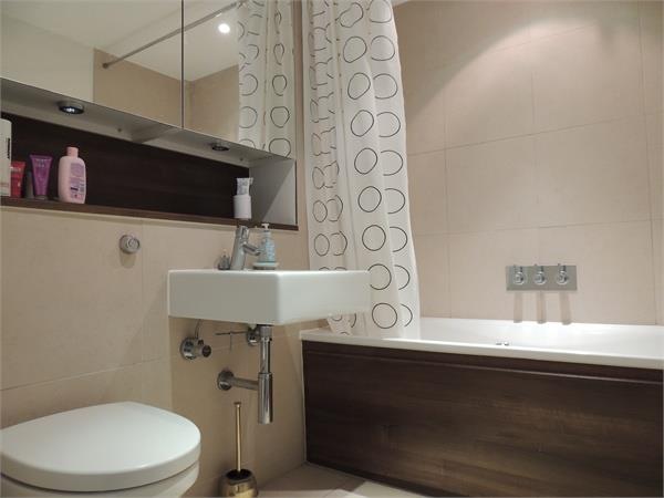 Flat Long Lane in Greater London