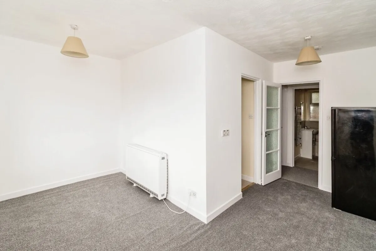 Flat Sedgwick Road in Eastleigh