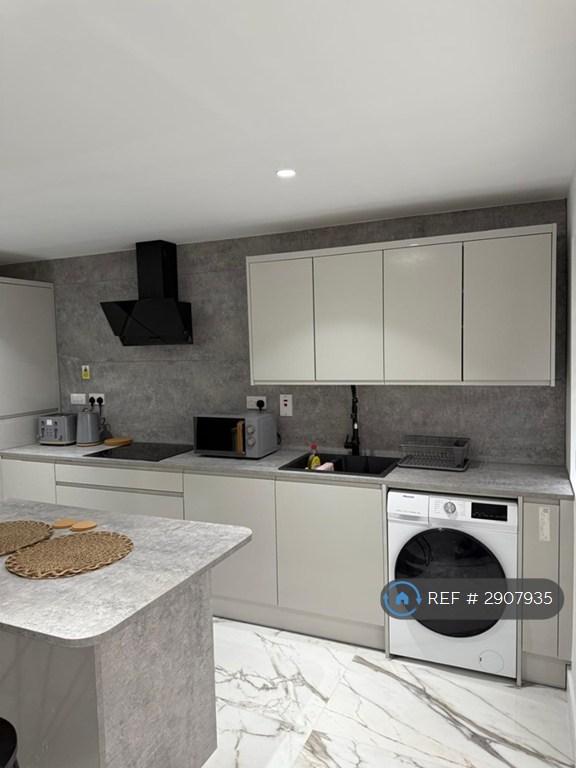 Room Helford Place in Milton Keynes