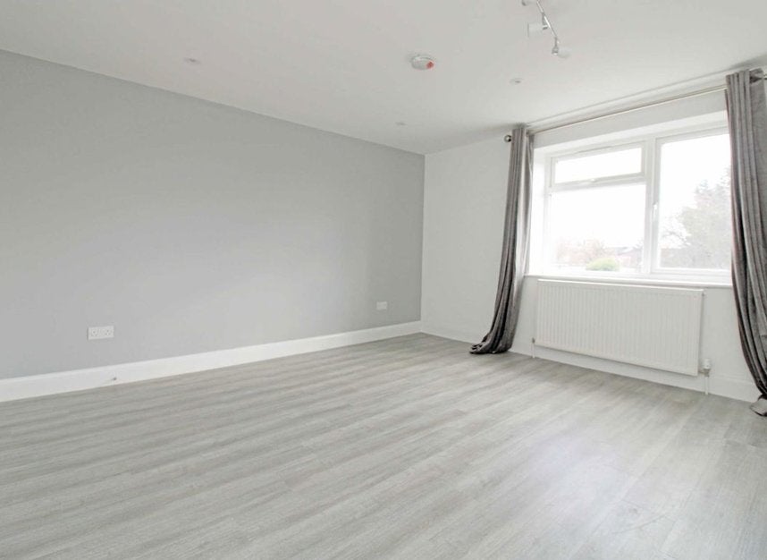 Flat Saxon Drive in Greater London