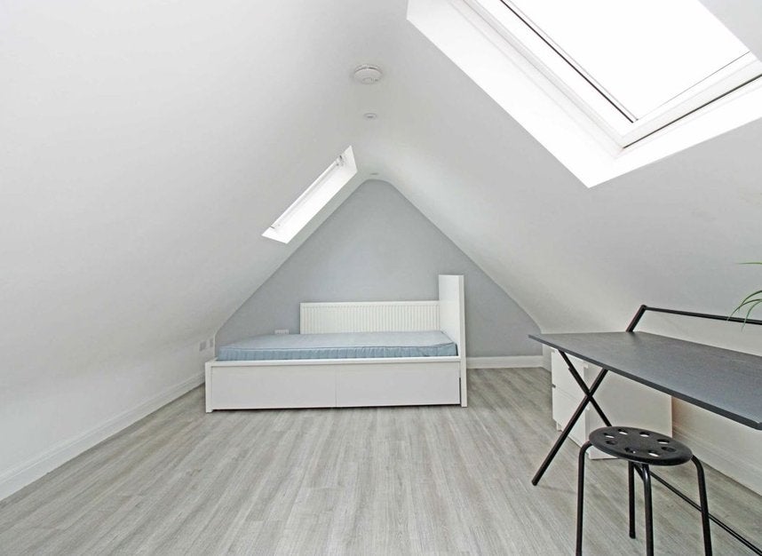 Flat Saxon Drive in Greater London