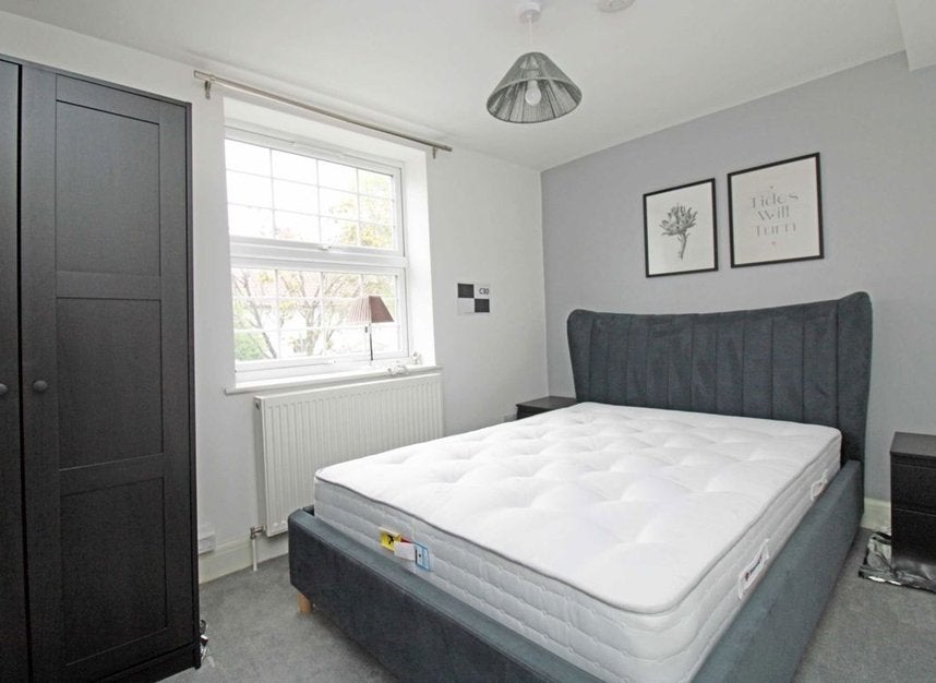 Flat Saxon Drive in Greater London