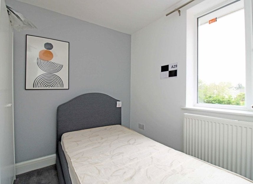 Flat Saxon Drive in Greater London