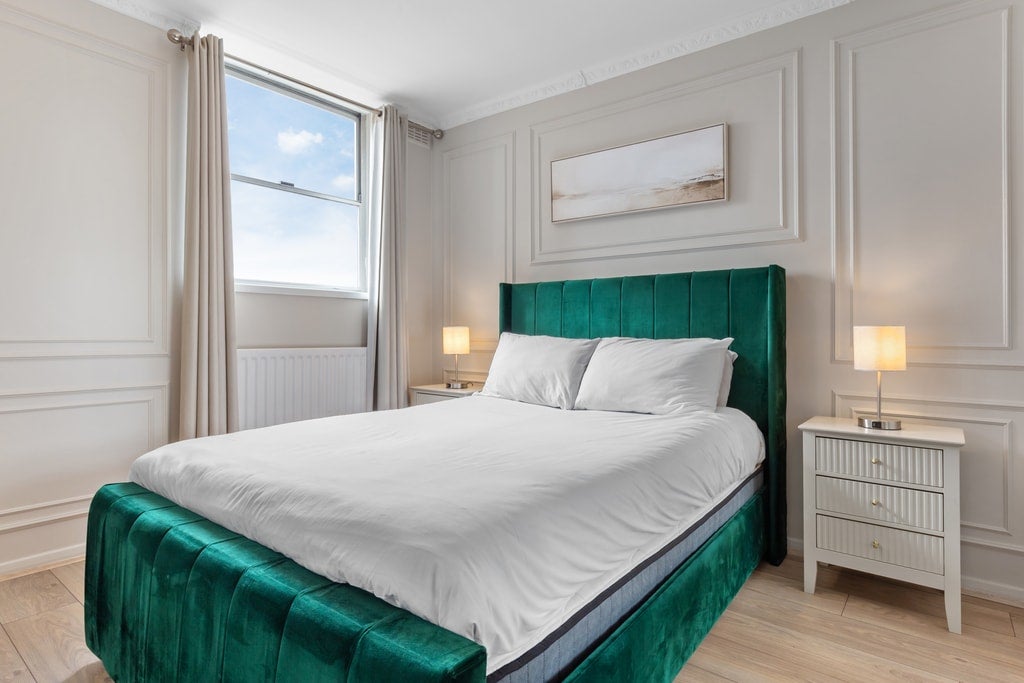 Flat Queensborough Terrace in City of Westminster