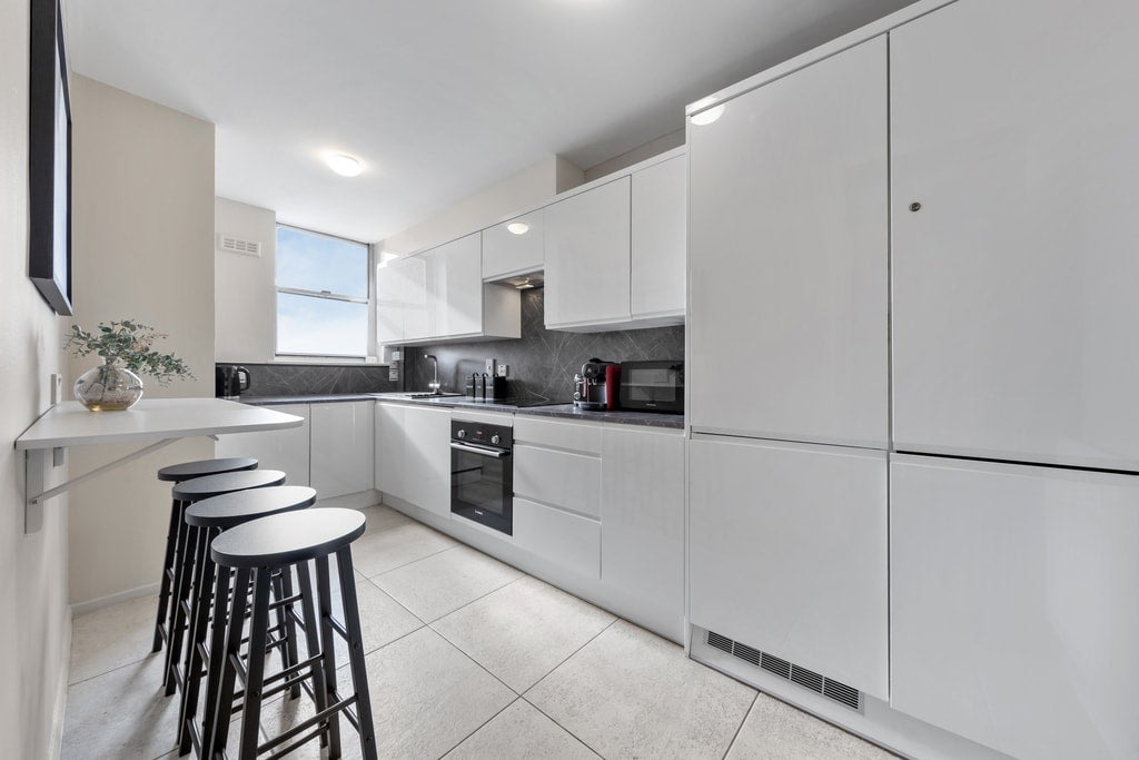 Flat Queensborough Terrace in City of Westminster