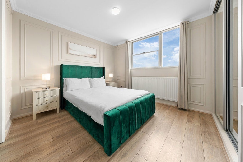 Flat Queensborough Terrace in City of Westminster