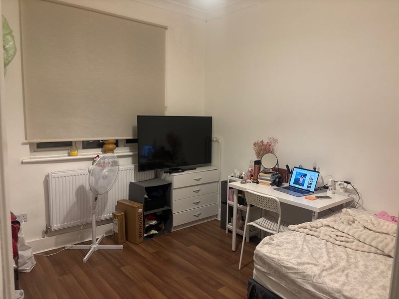 Room Gunnersbury Avenue in Greater London