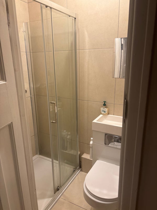 Room Gunnersbury Avenue in Greater London