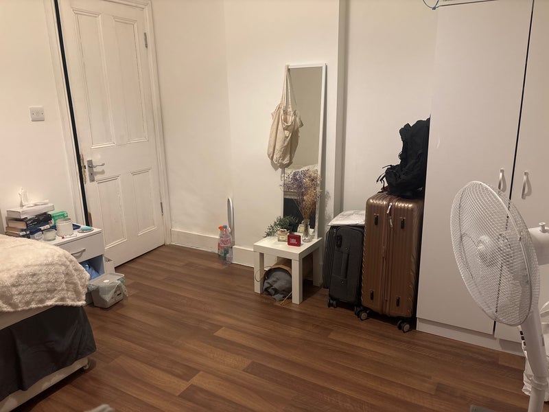 Room Gunnersbury Avenue in Greater London