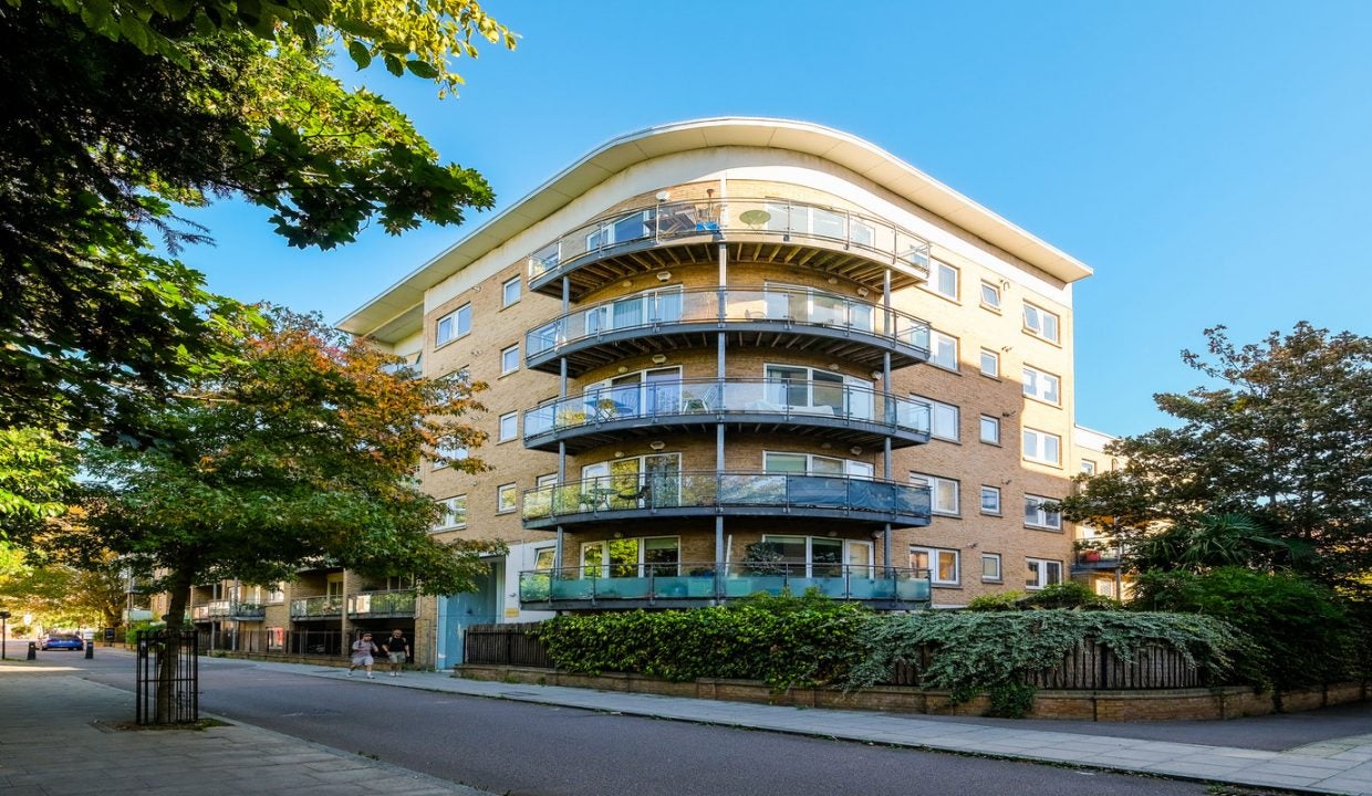 Flat Goldsmiths' Row in Greater London