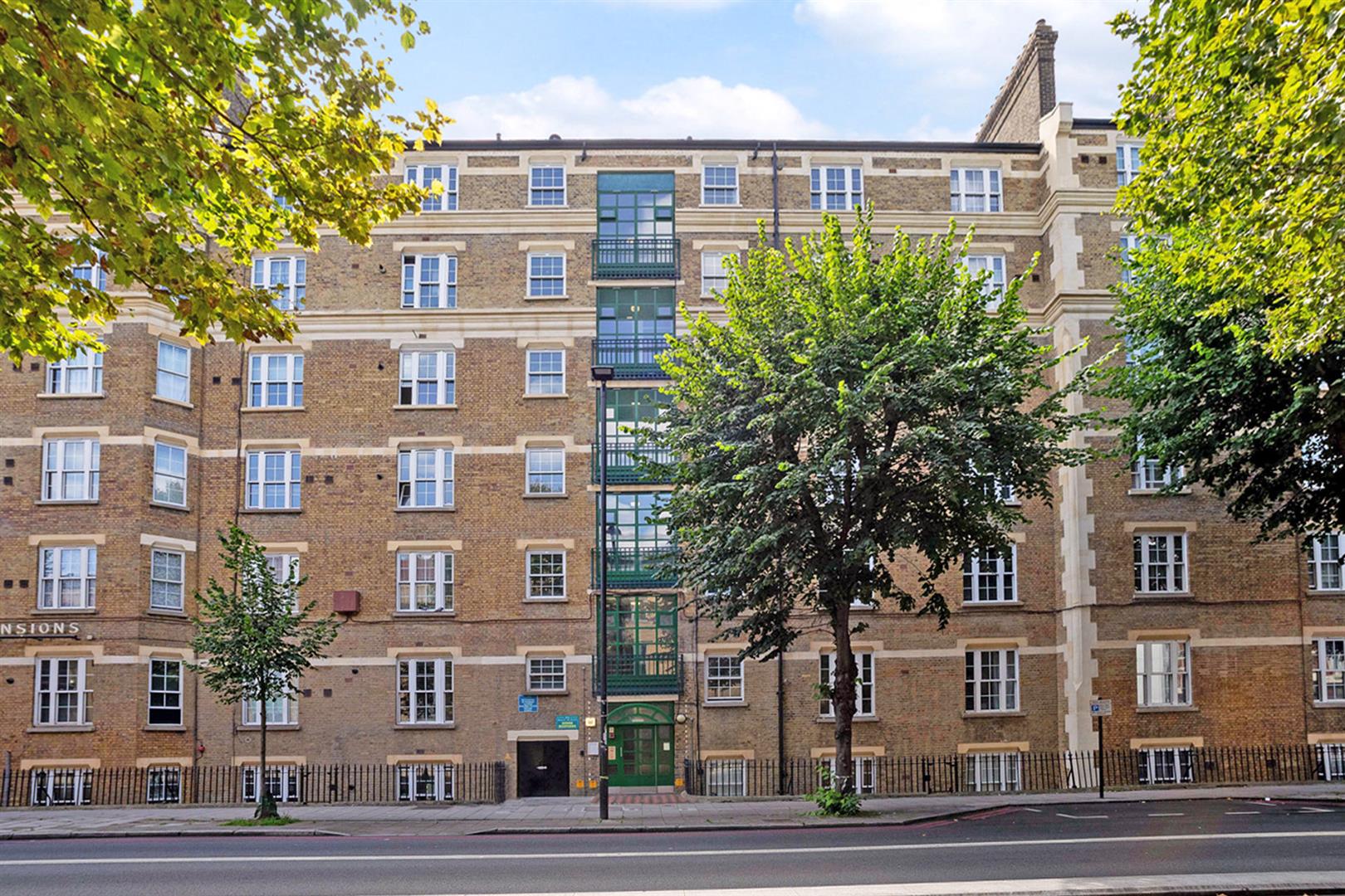 Flat Tooley Street in Greater London