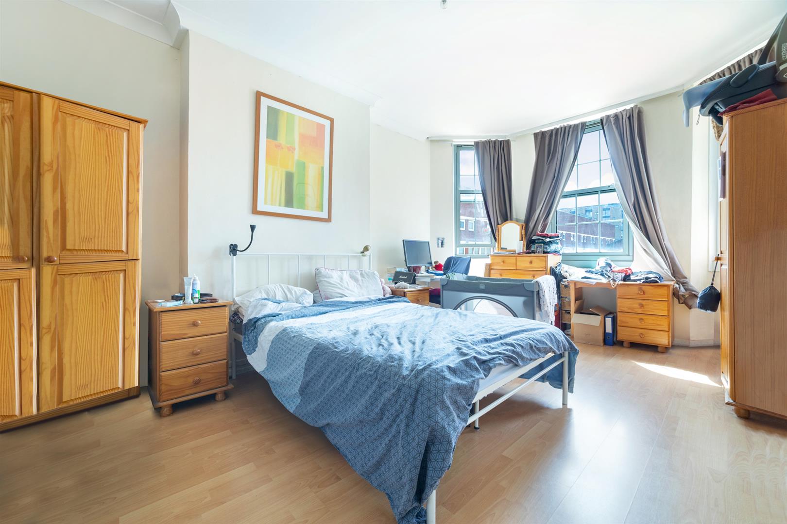 Flat Tooley Street in Greater London