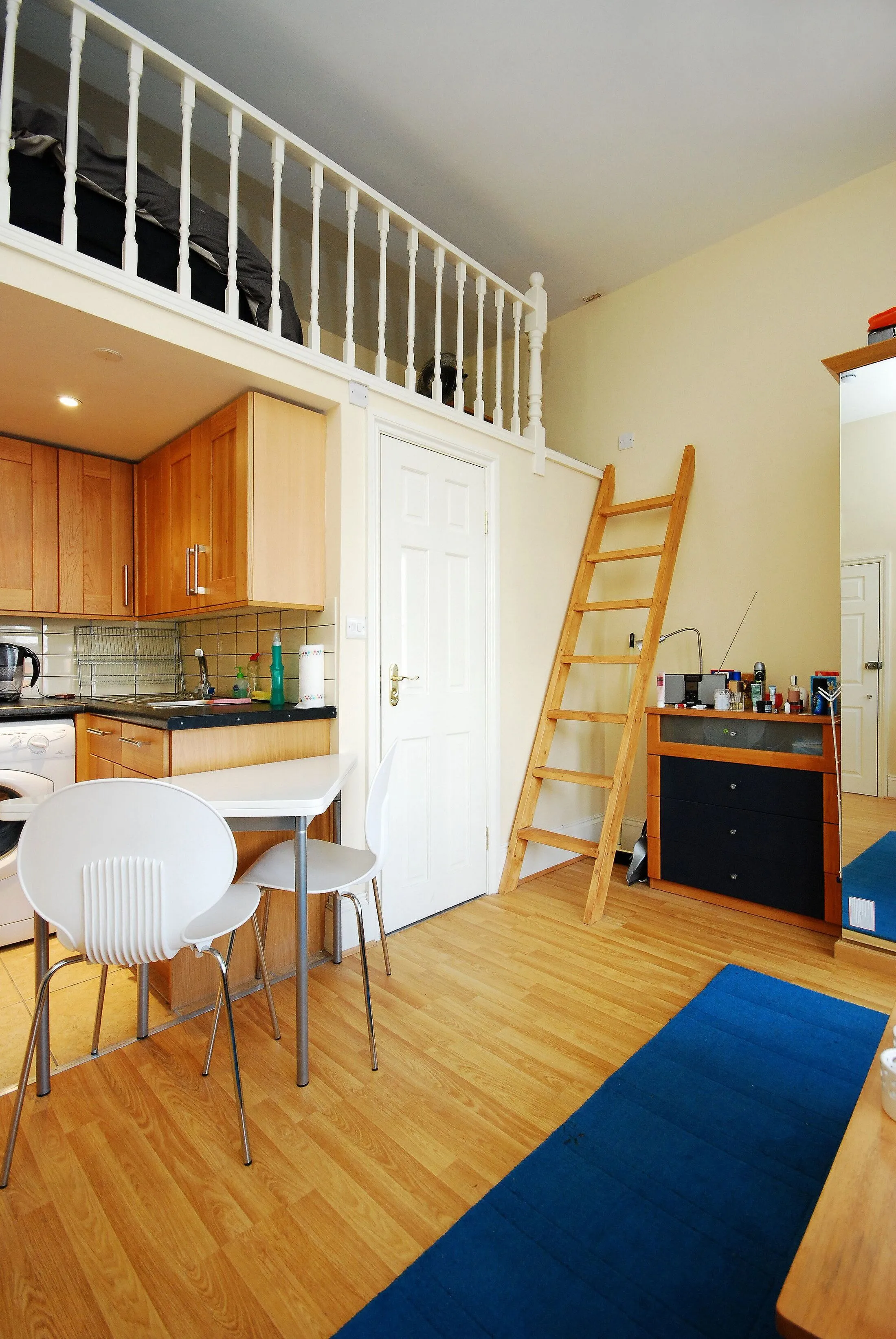 Flat Walpole Gardens in Greater London
