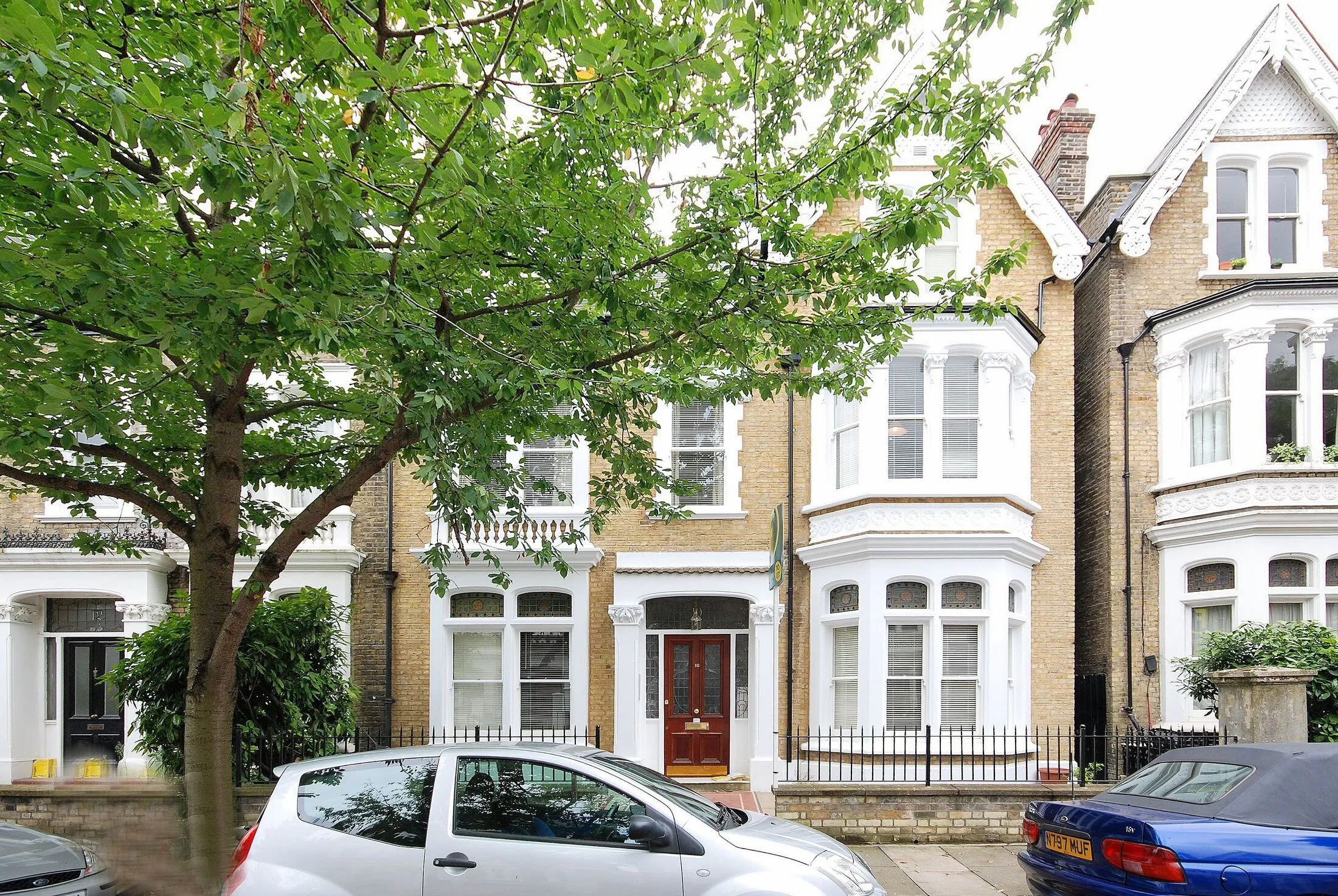 Flat Walpole Gardens in Greater London