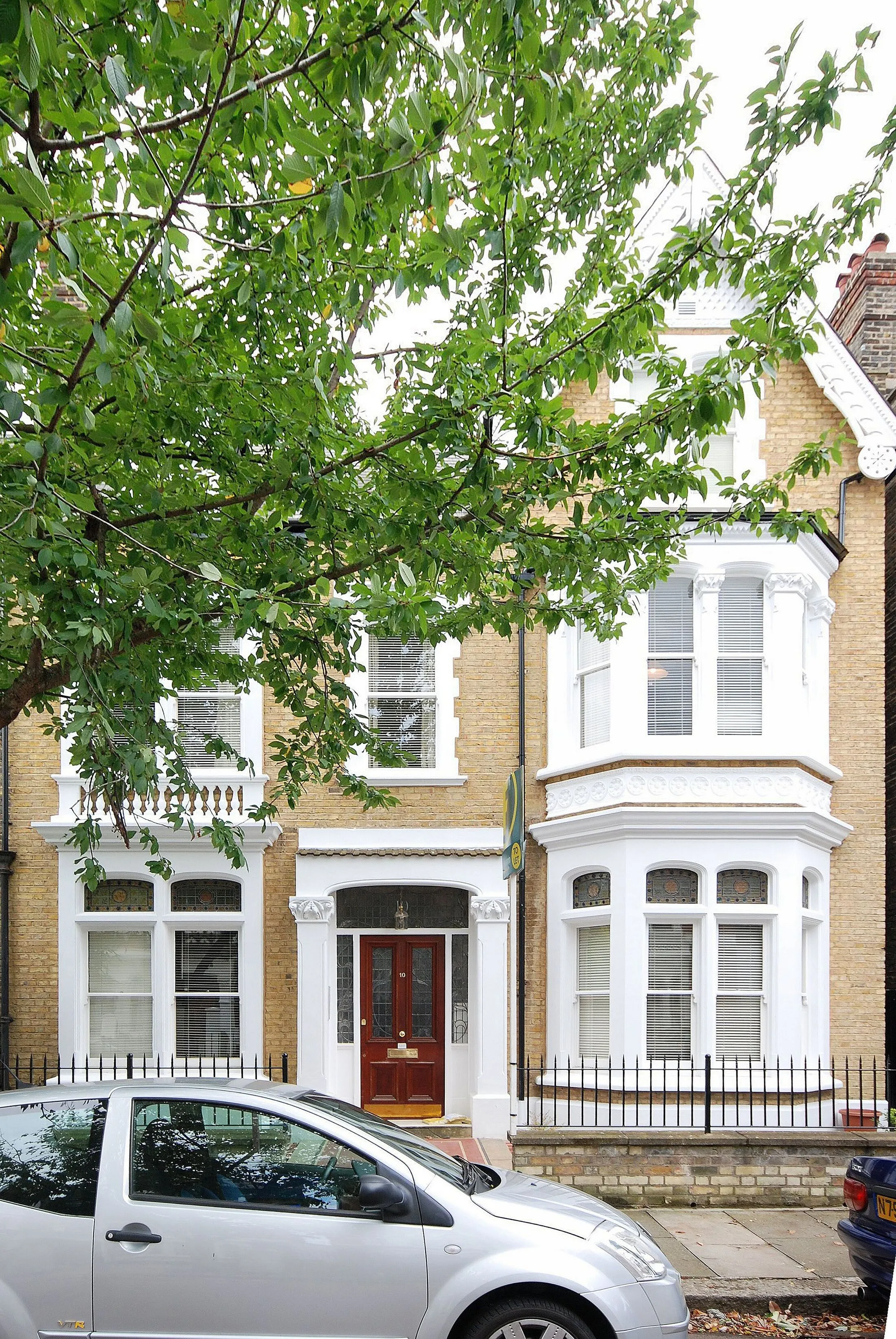 Flat Walpole Gardens in Greater London