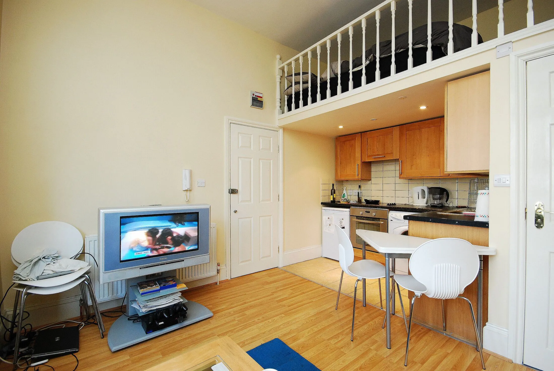 Flat Walpole Gardens in Greater London