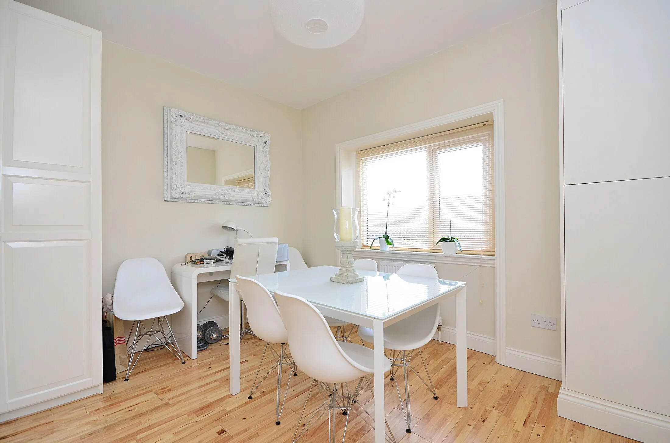 Flat Chiswick High Road in Greater London