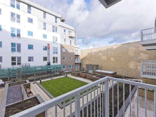 Flat Station View in Guildford