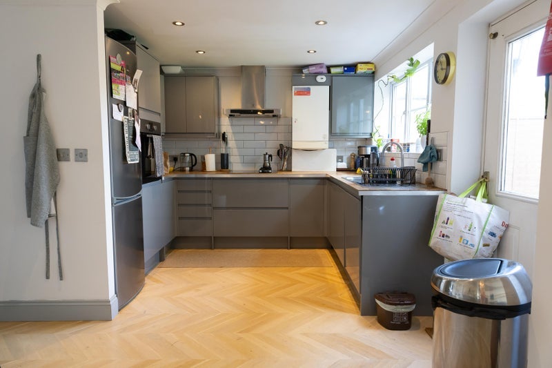 Room Kelmscott Close in Greater London