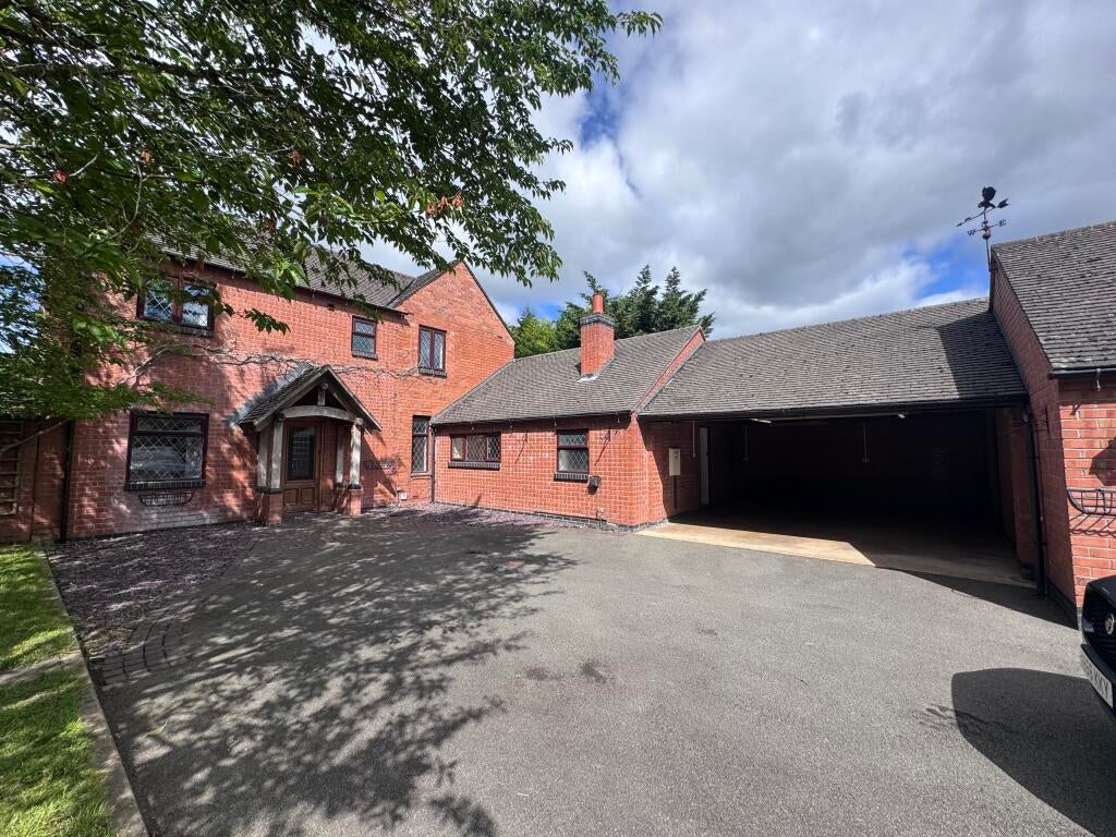 House Whitepits Lane in Bromsgrove