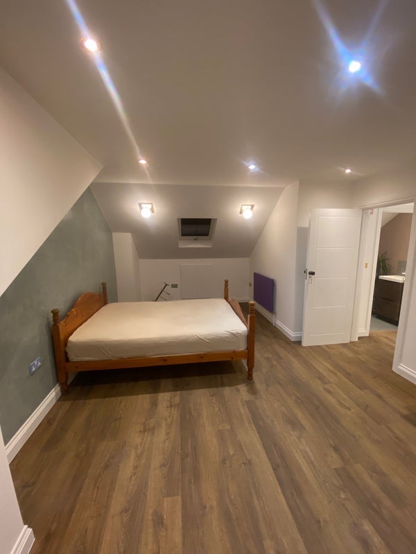 Room Knighton Park Road in Greater London