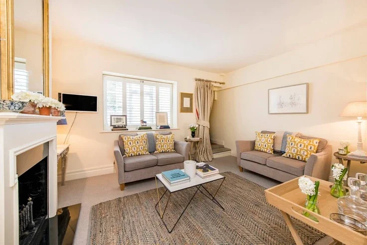Flat Campden Hill Road in Greater London