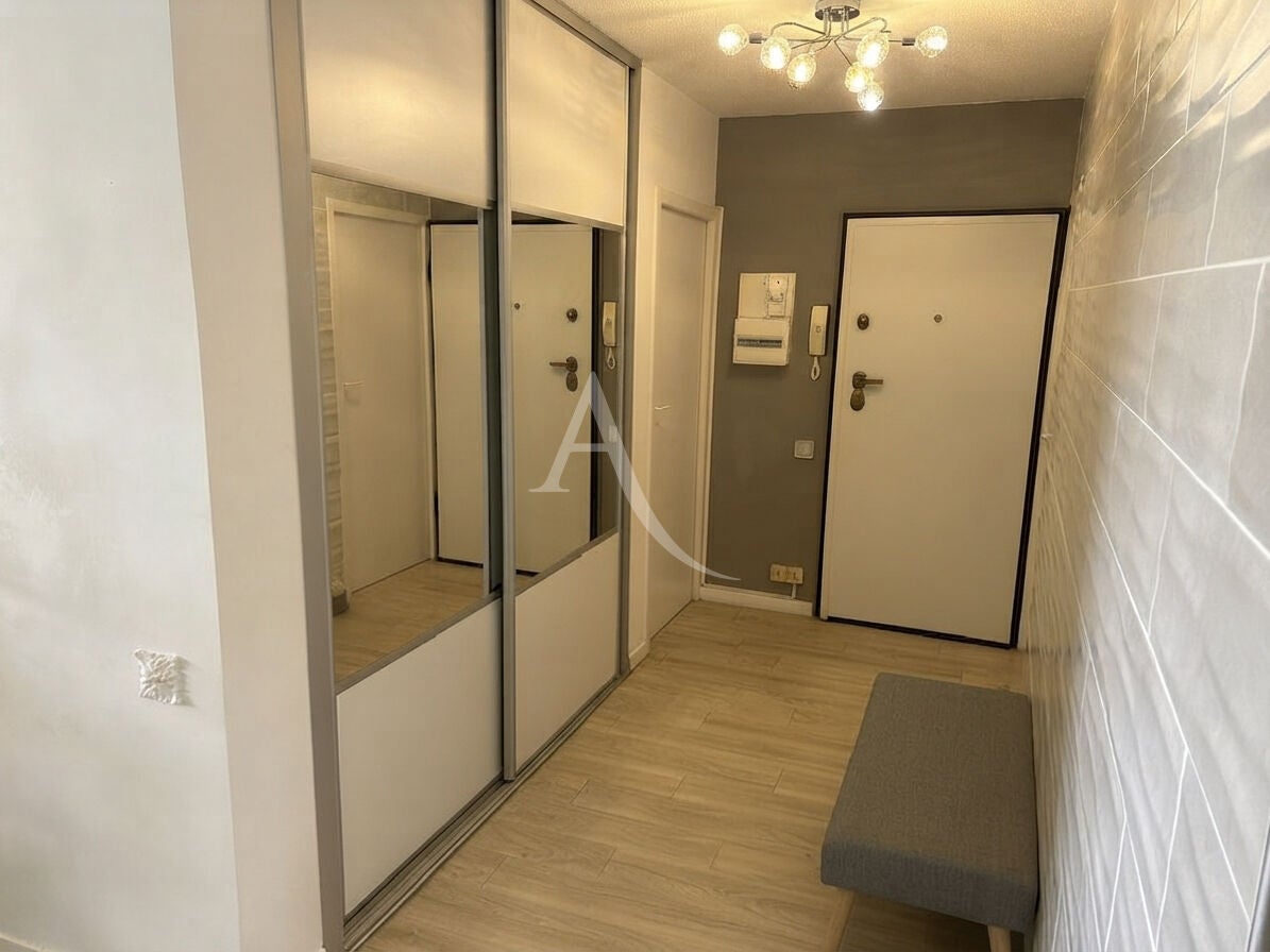 Flat Avenue Saint-Exupéry in Istres