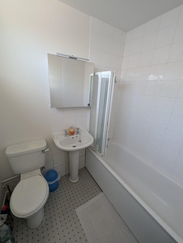 Flat Kersfield Road in Greater London