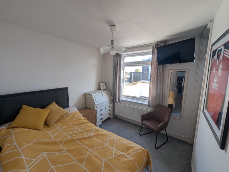 Flat Kersfield Road in Greater London