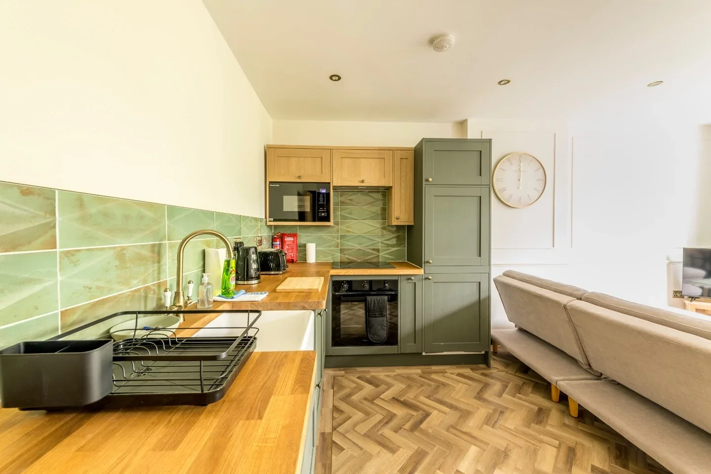 Flat Caledonia Place in Bristol