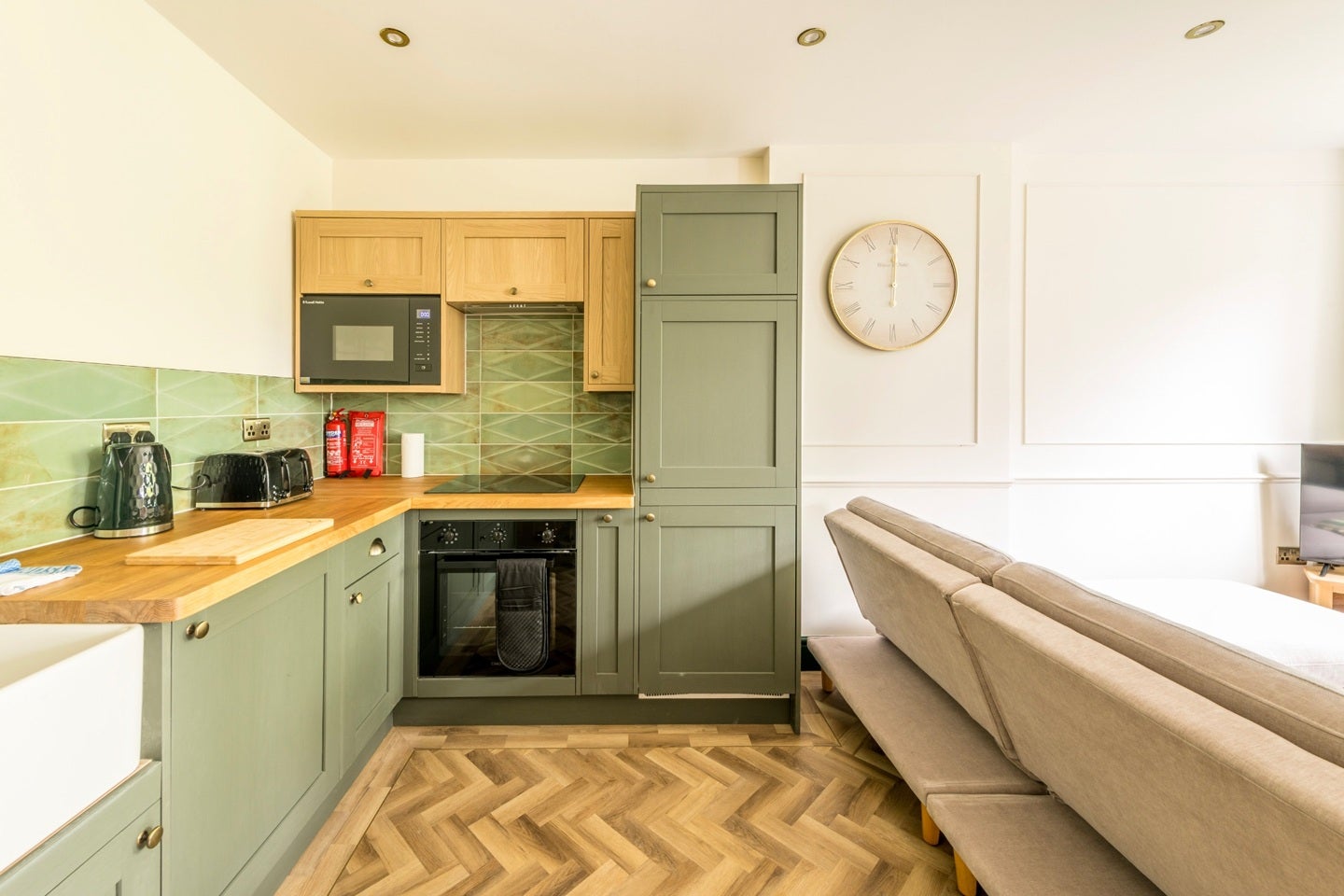 Flat Caledonia Place in Bristol