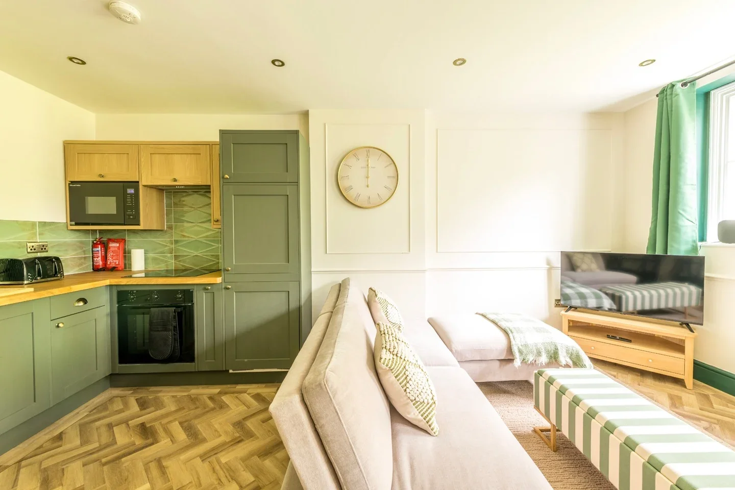 Flat Caledonia Place in Bristol