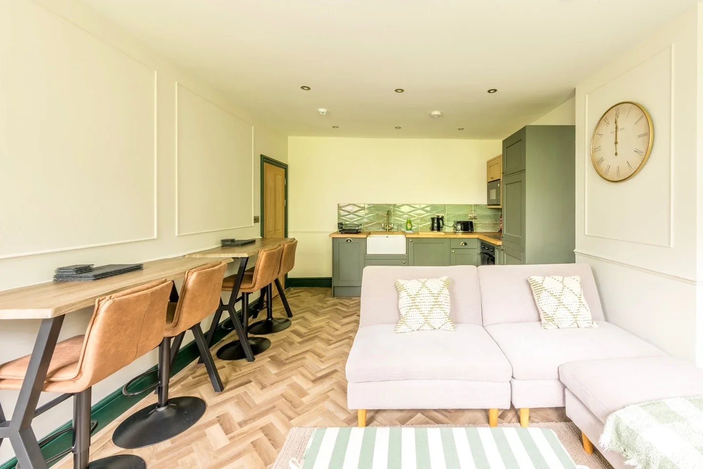 Flat Caledonia Place in Bristol