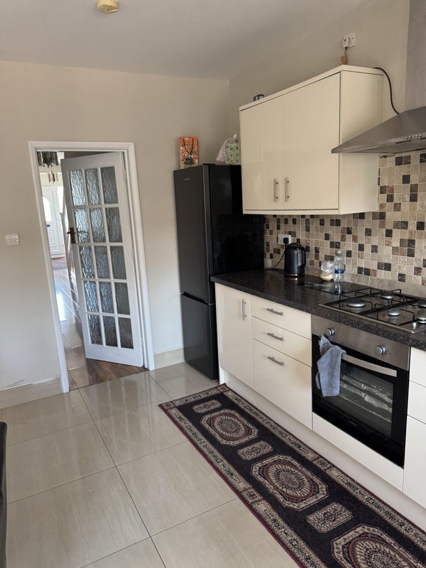 Room Petersfield Avenue in Slough