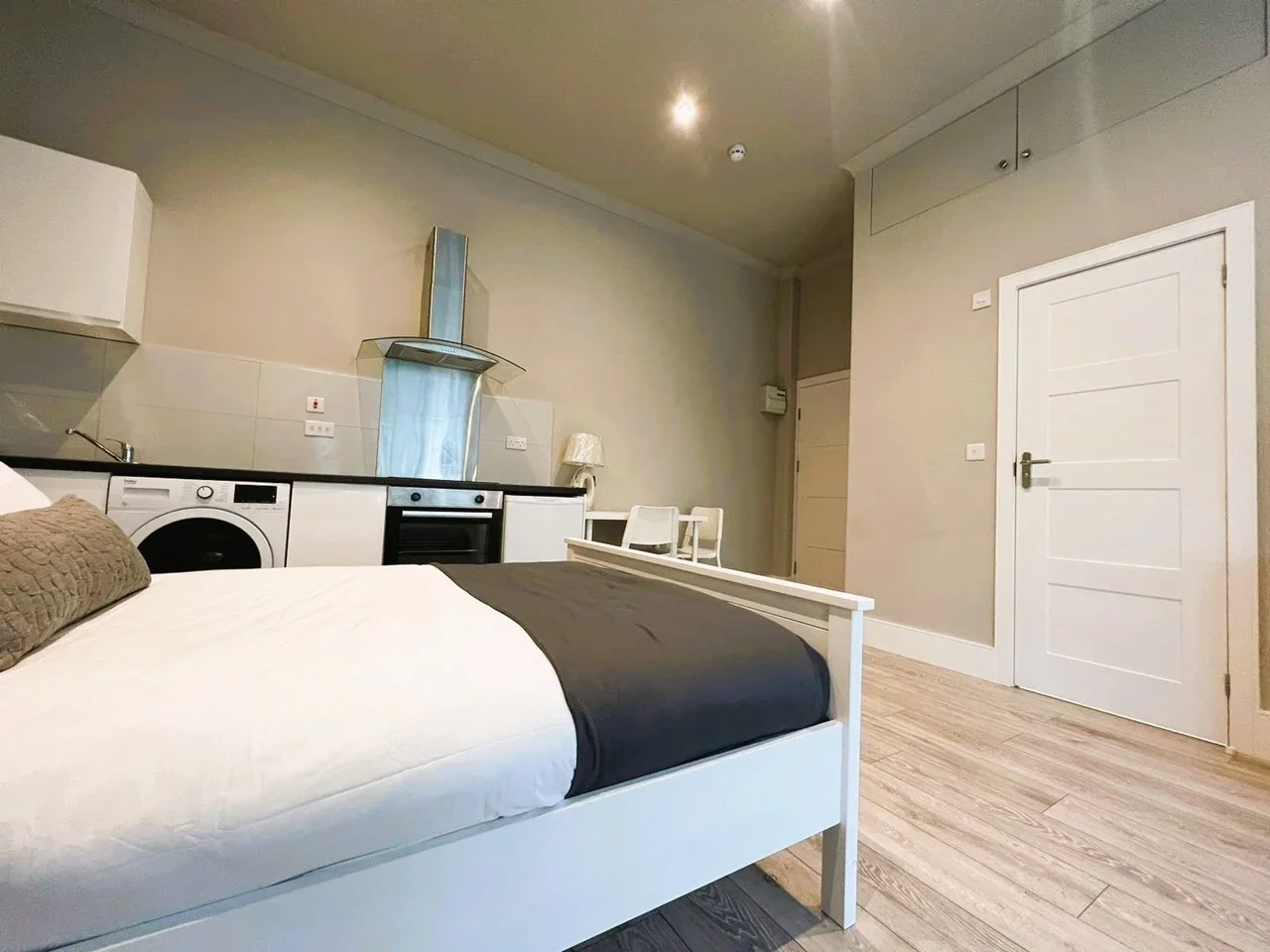 Flat Yonge Park in Greater London