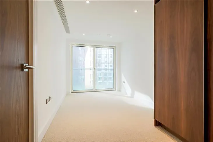 Flat Mastmaker Road in Greater London
