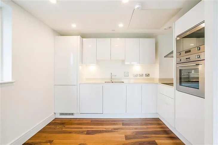 Flat Mastmaker Road in Greater London