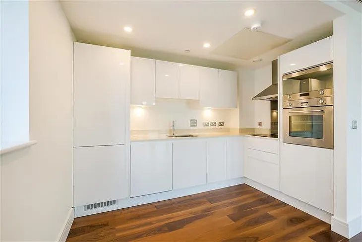 Flat Mastmaker Road in Greater London