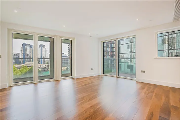 Flat Mastmaker Road in Greater London