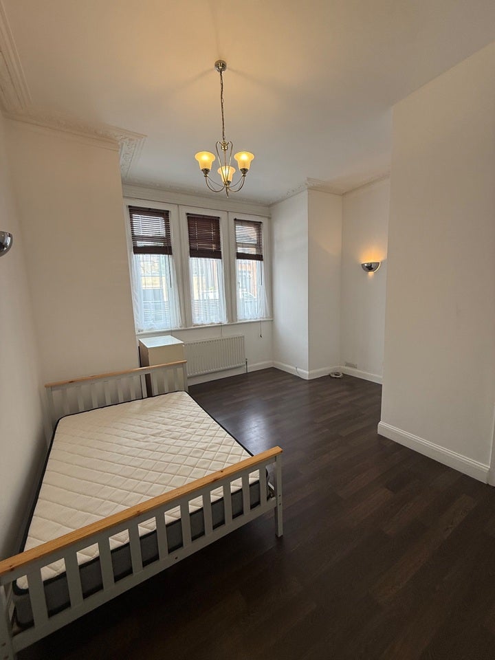 Flat Greyhound Lane in Greater London