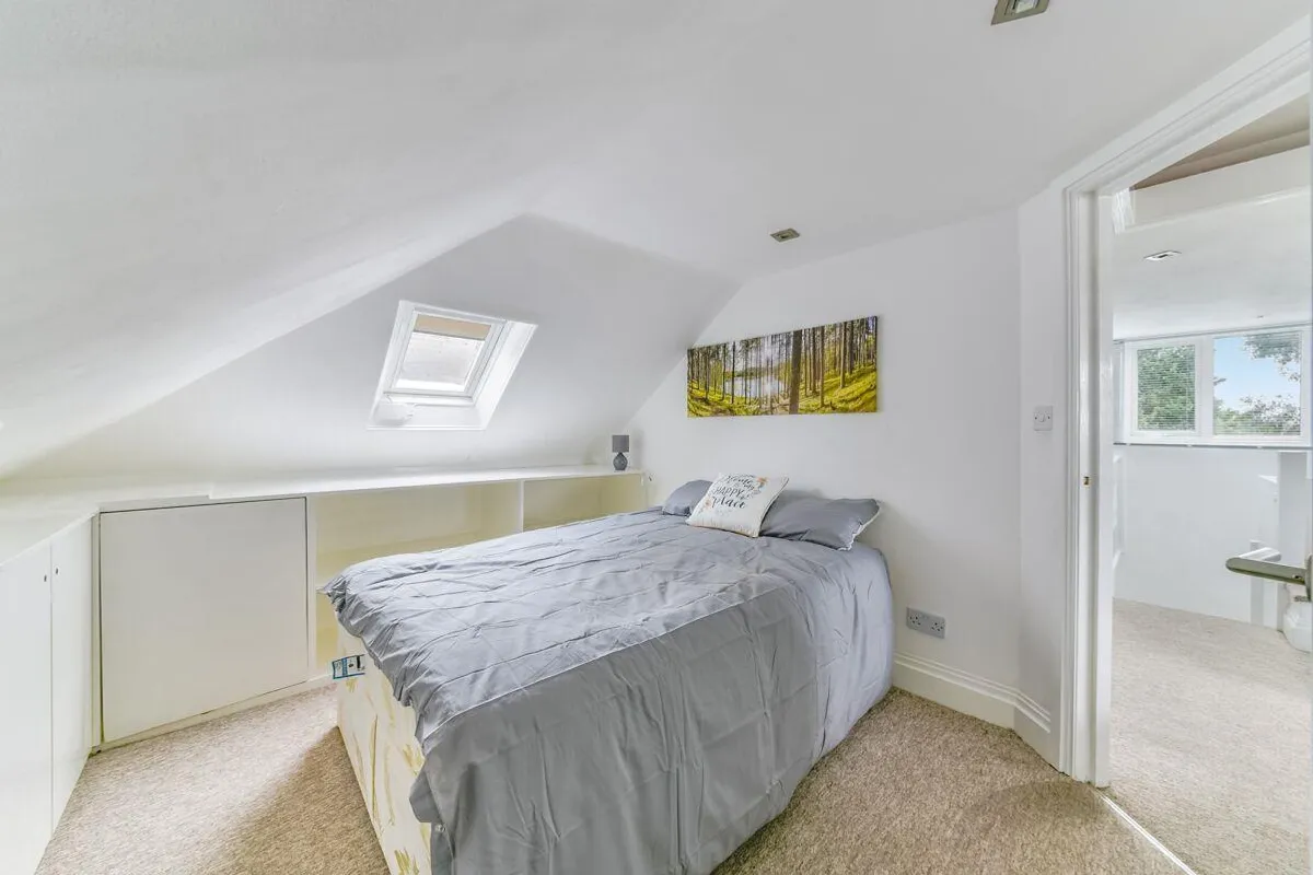 Flat Second Avenue in Greater London