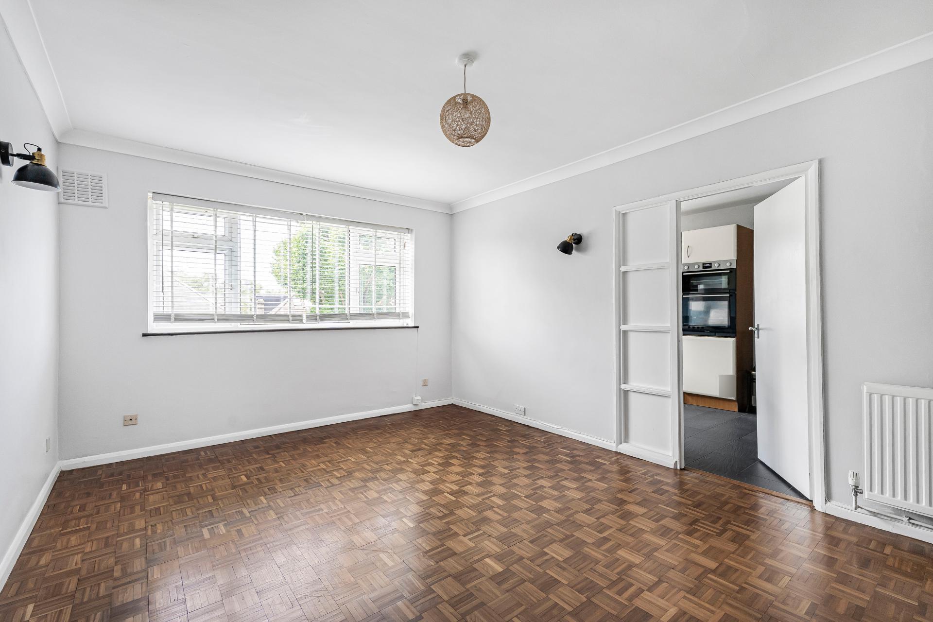 Flat Grove Lane in Greater London
